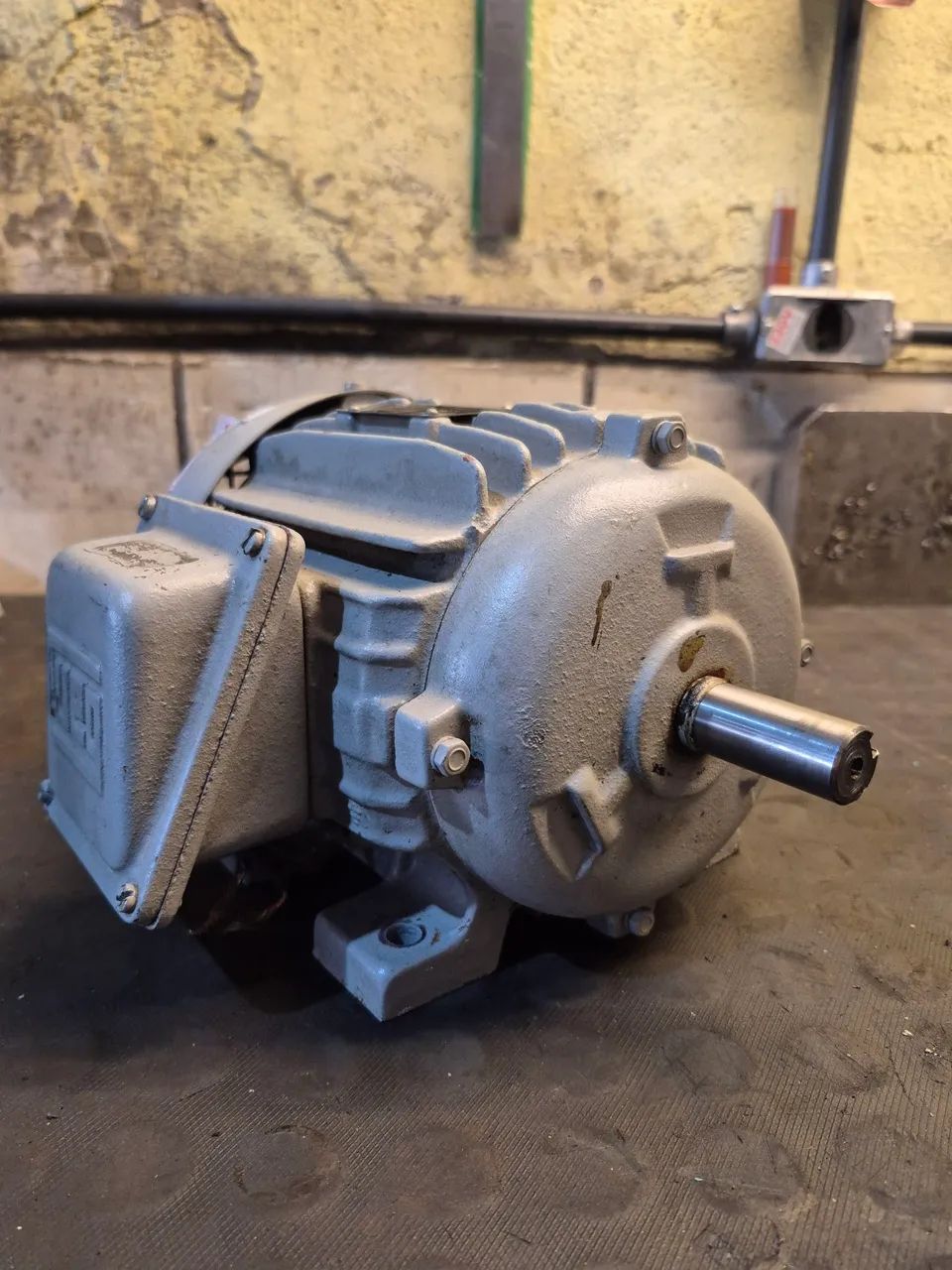 Motor Elétrico WEG 0.50 CV 1.150 RPM (Baixa Rotação) Trifásico 