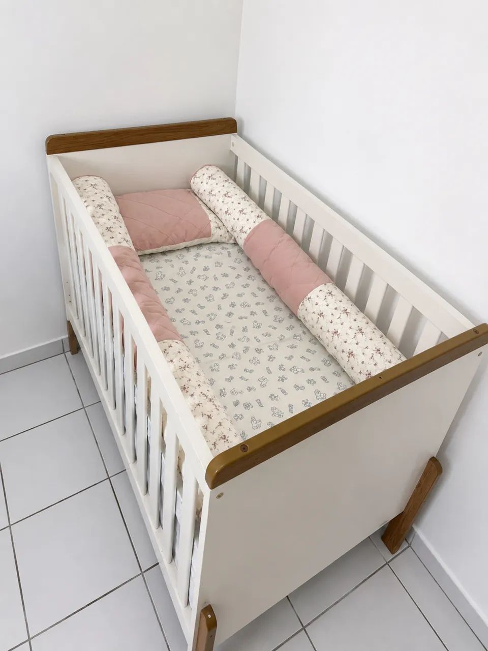 Berço de bebê +  Colchão Ortobom+ kit berço + saia de berço