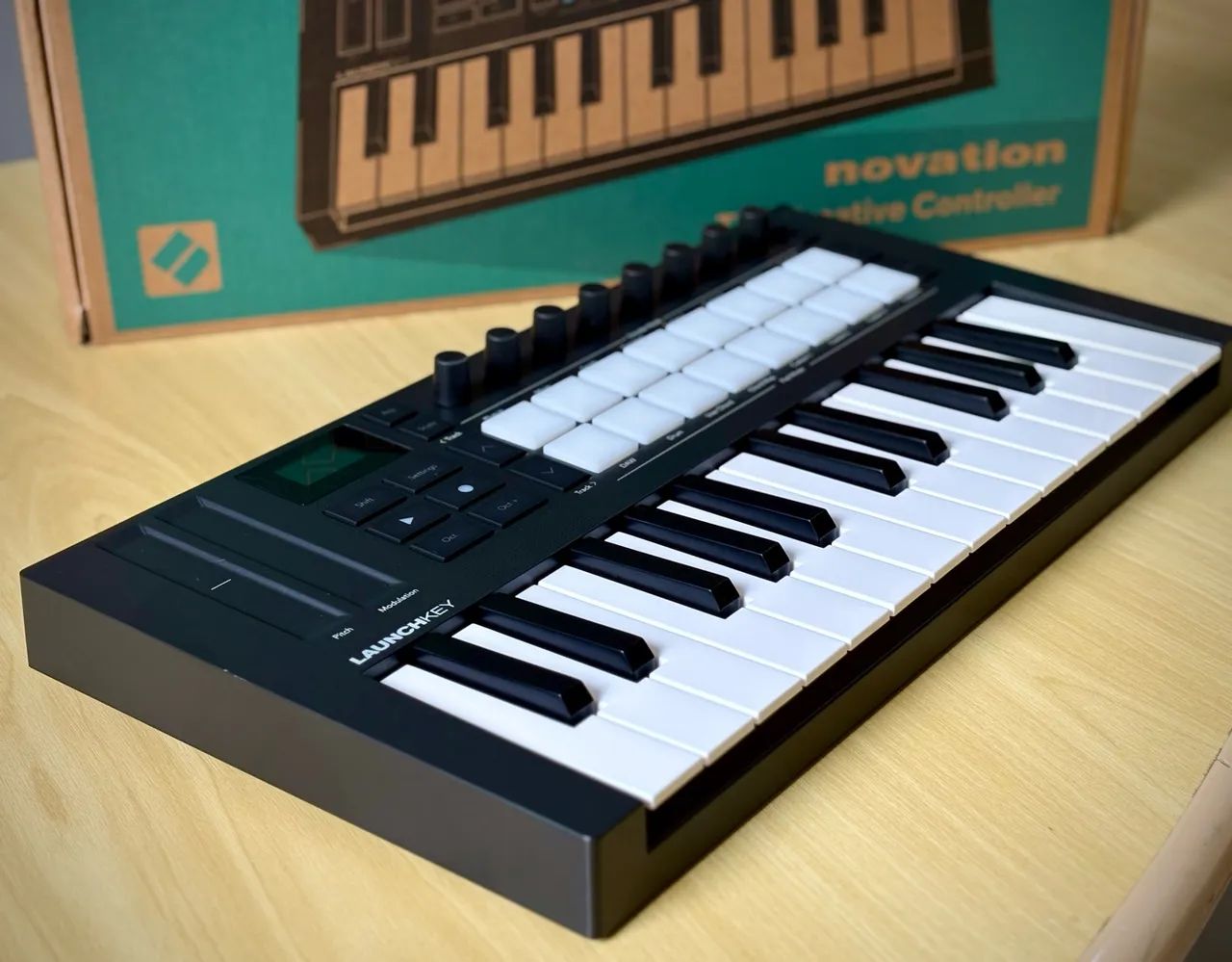 Novation Launchkey Mini 25 MK4 - Teclado controlador MIDI