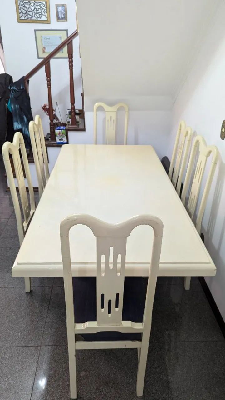 Jogo de mesa com 6 cadeiras 