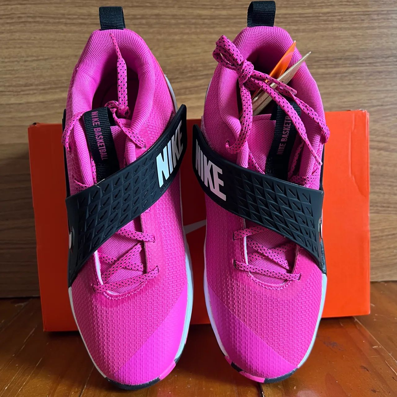 Tênis de vôlei/basquete Nike tema Hustle D12