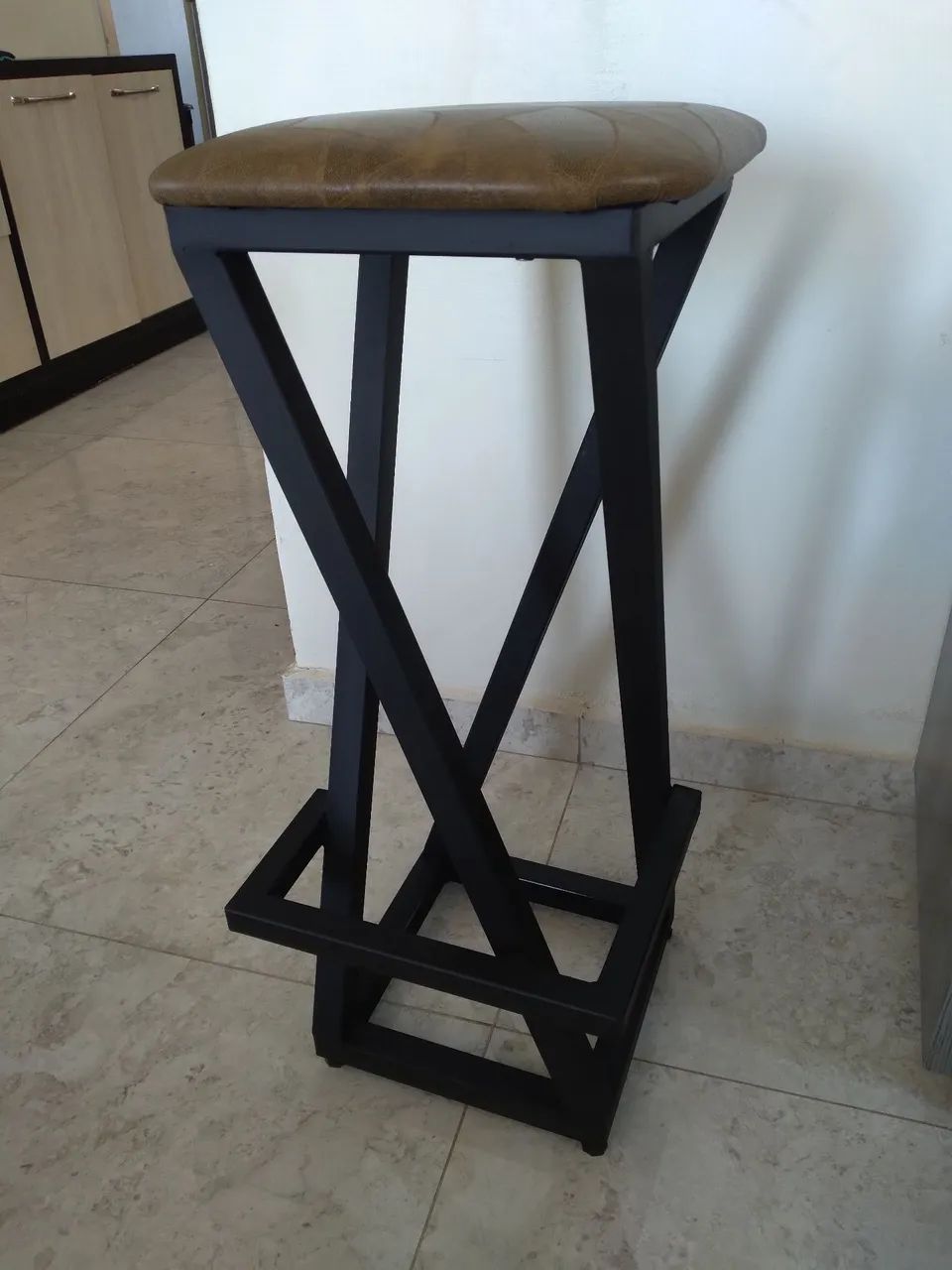 Banquetas altas com almofadas e pés niveladores     - Foto 2