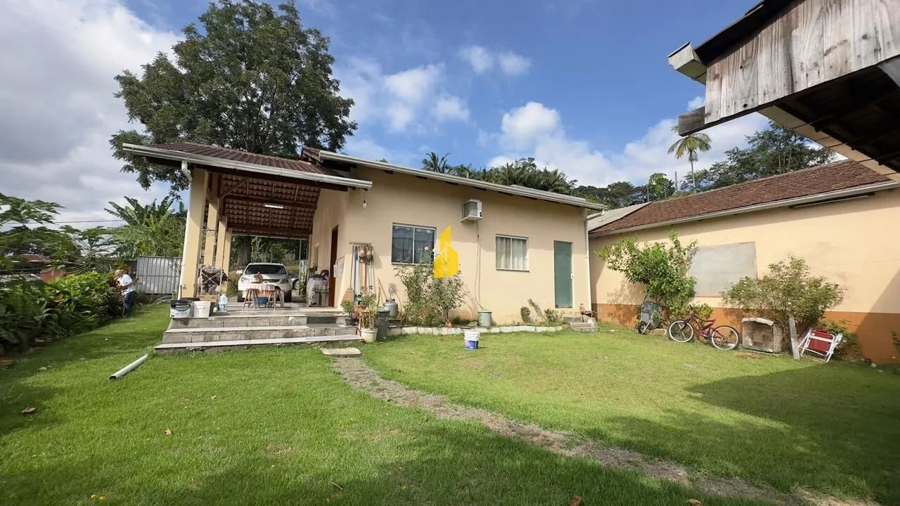 CASA COM AMPLO TERRENO NA CIDADE DE RODEIO/SC