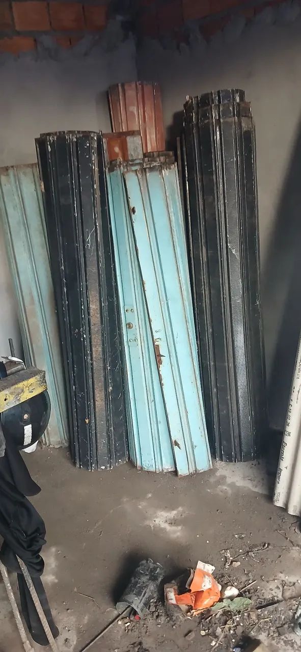 Portas de rolo no precinho chama que da negocio...