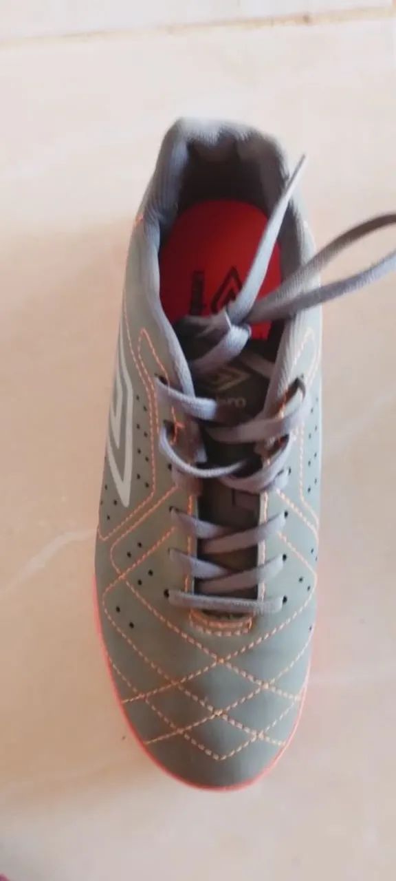 Chuteira de futsal tamanho 40 marca umbro - Foto 5