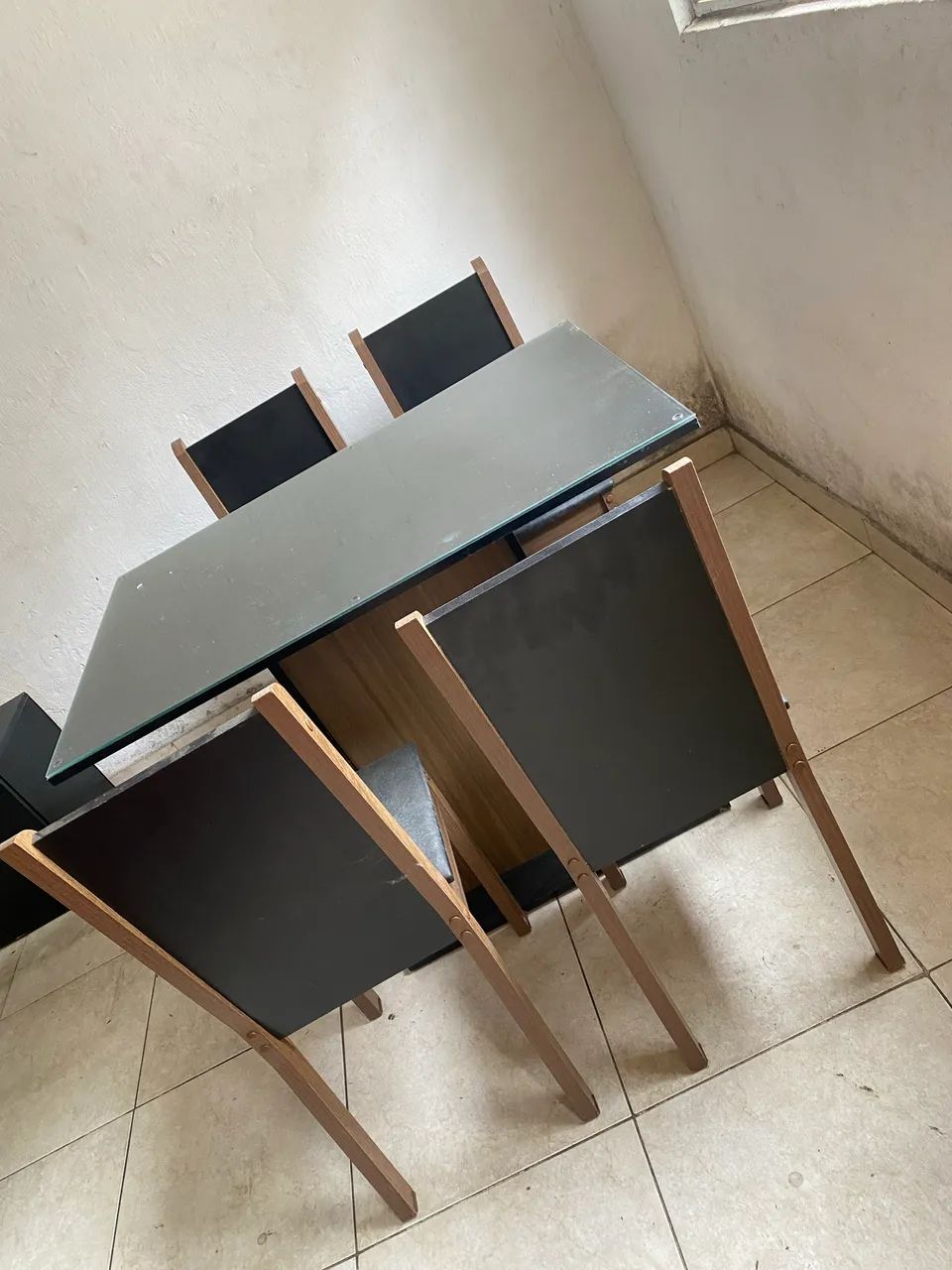 Vendo mesa 4 cadeiras com vidro  - Foto 2