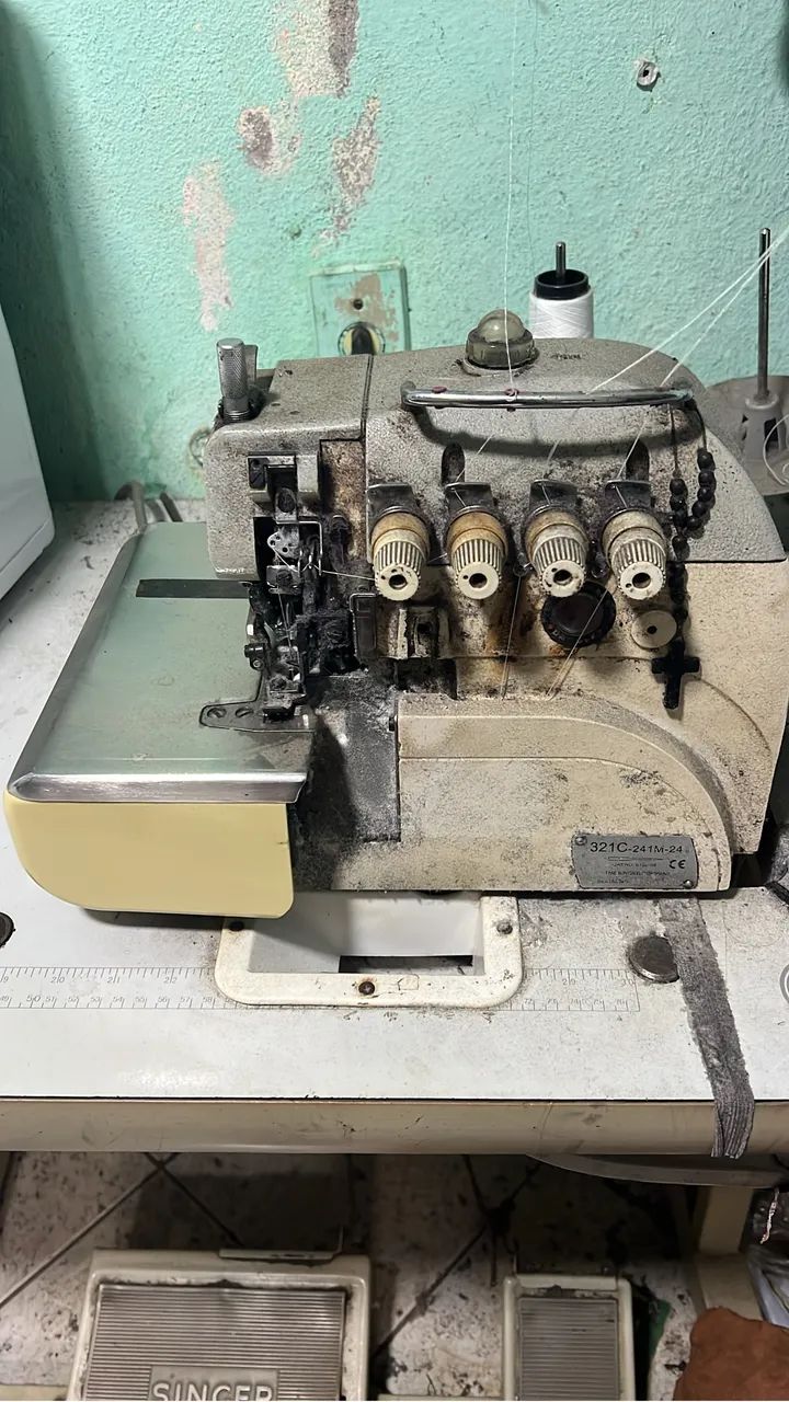 Máquina de costura overloque 4 fios
