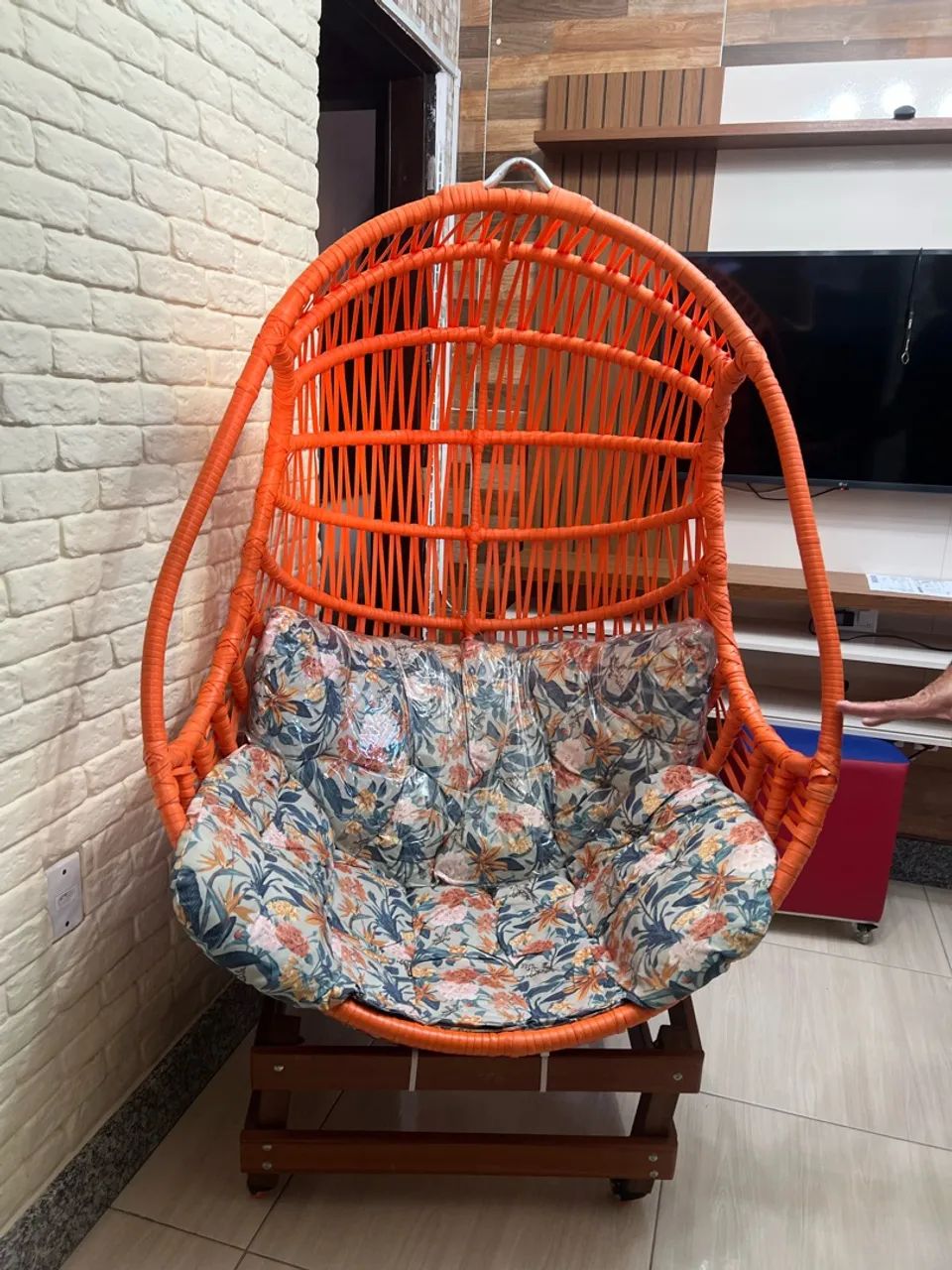 Vendo cadeira d balanço suspensa bem conservada  R$ 1650,00 reais  - Foto 4