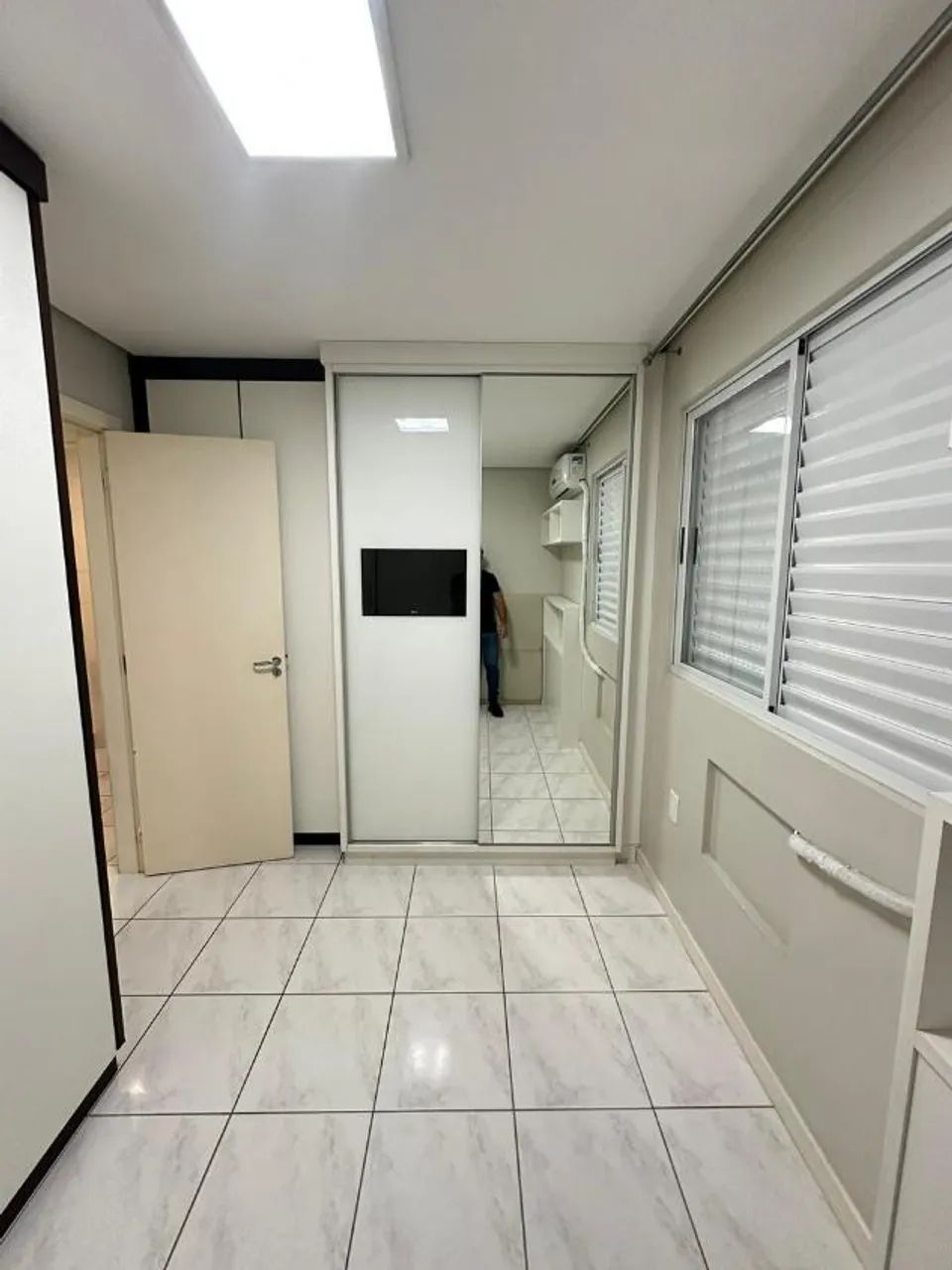 APARTAMENTO SEMIMOBILIADO NO COMERCIÁRIO, 2 QUARTOS SENDO UMA SUÍTE - Foto 2