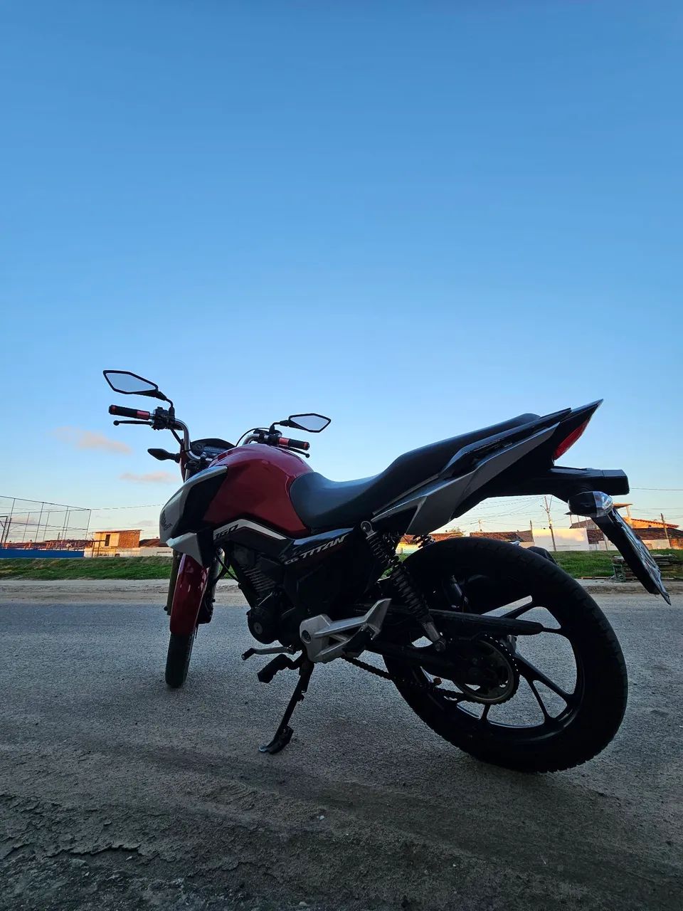 Titan Ex vermelha 
