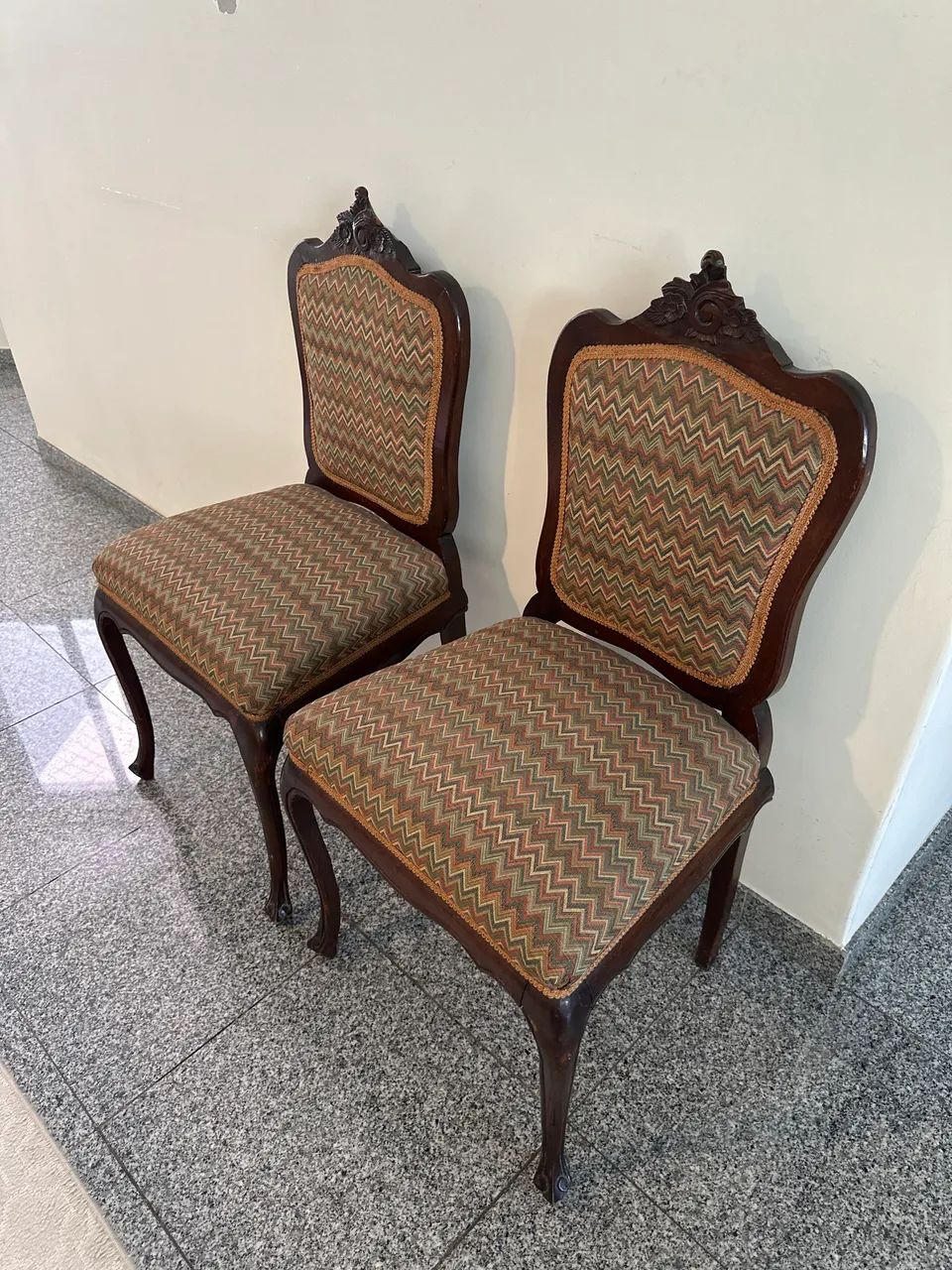 2 cadeirinhas antigas em excelente estado 