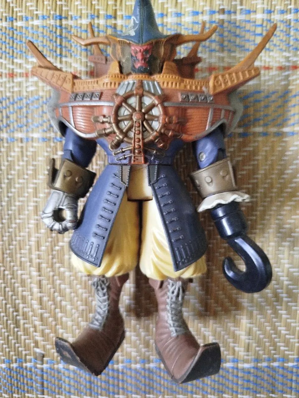 Boneco capitão mutiny bandai
