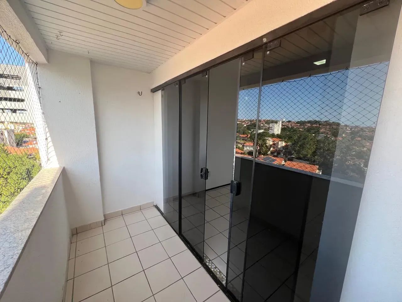 Apartamento com 100m3, 03 quartos, sala com varanda, armários, 02 vagas de garagem. - Foto 2