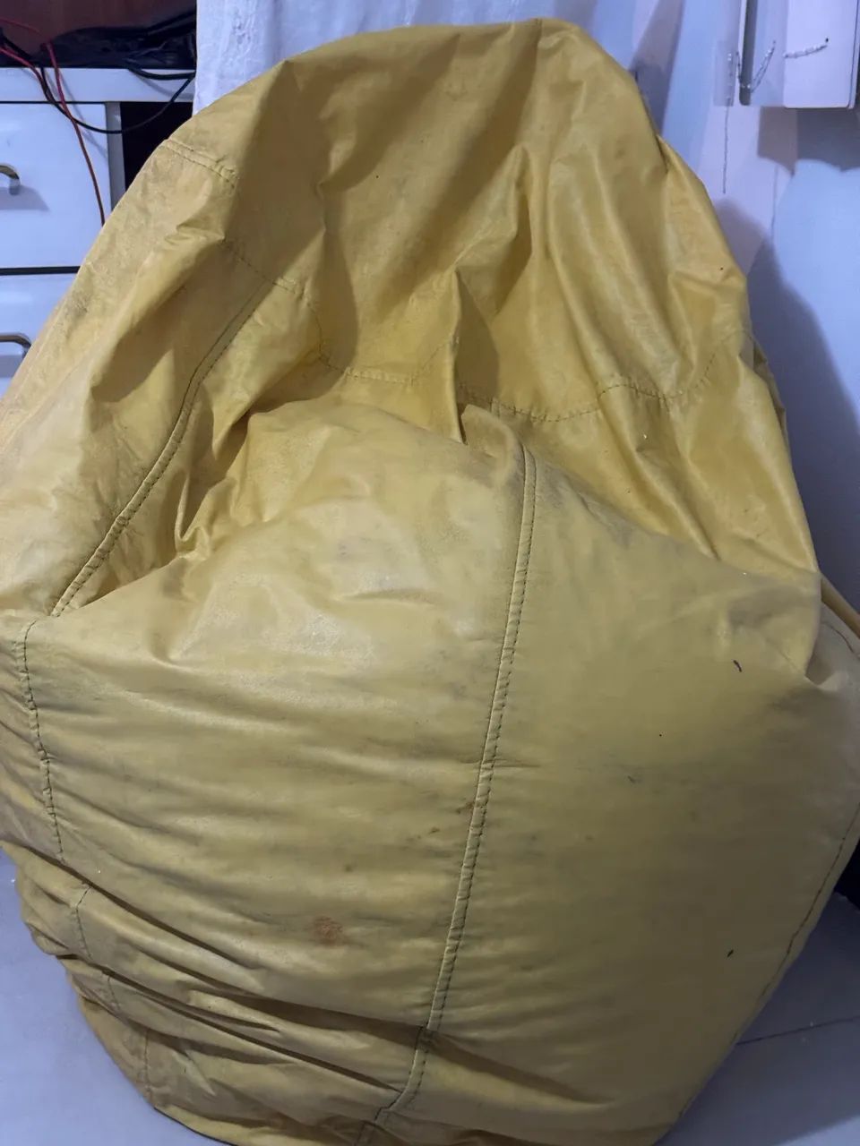 Puff de courino amarelo, confortável.  - Foto 4