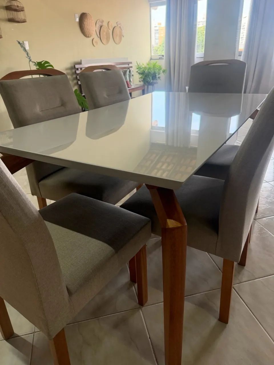 Mesa com seis cadeiras impecável  - Foto 3