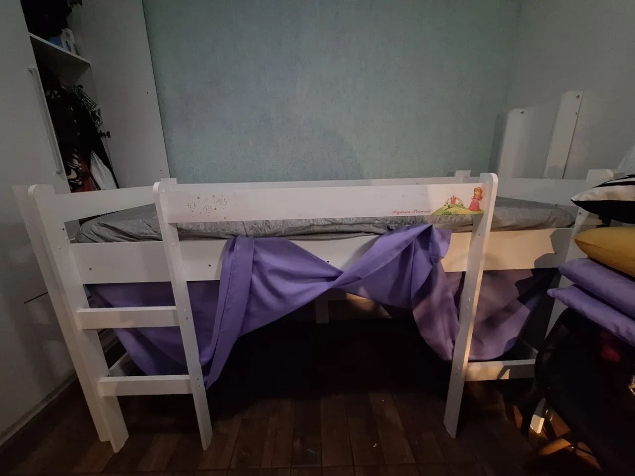 Cama Infantil Elevada com Escorregador, Escada, Cortina Roxa e Colchão - Foto 3