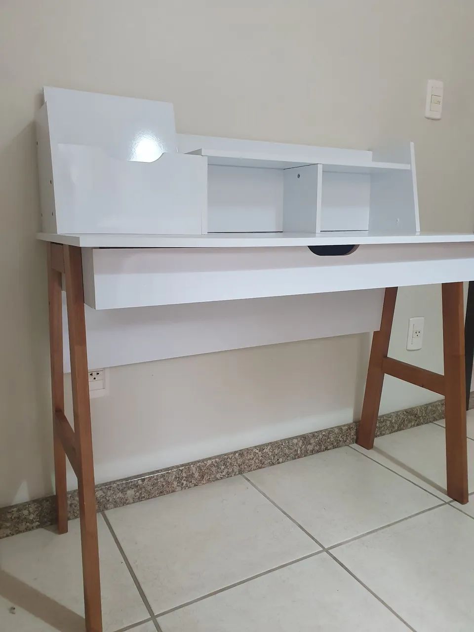 Vendo mesa de escrivaninha/penteadeira com nicho - Foto 2