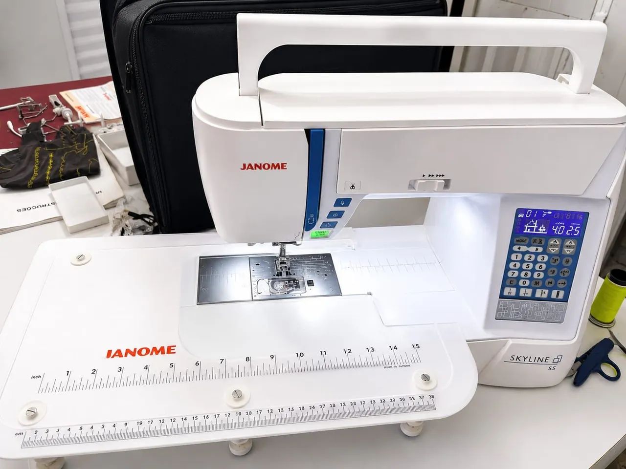 maquina de costura e pontos de bordados eletrônica Janome Skyline S5 - Foto 3