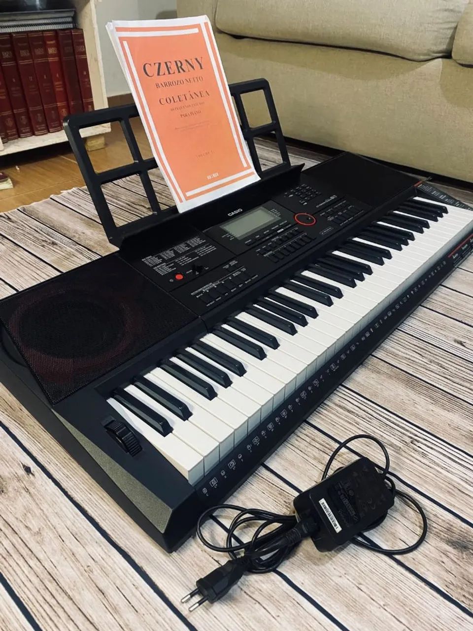 Teclado Cássio CT-X3000 com caixa e assessórios 