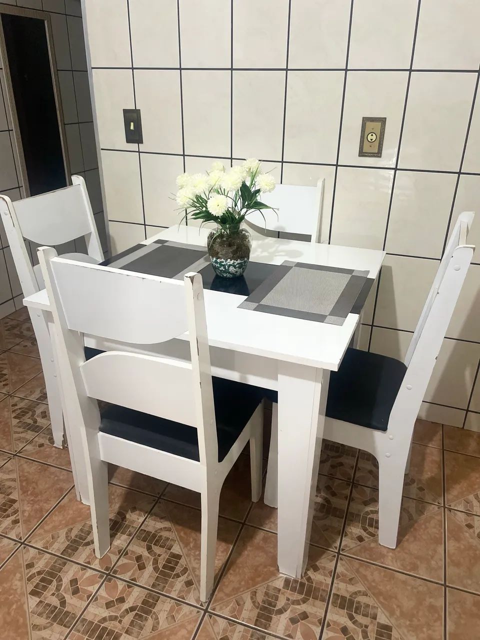 Mesa com 4 cadeiras / avaria em 1 cadeira