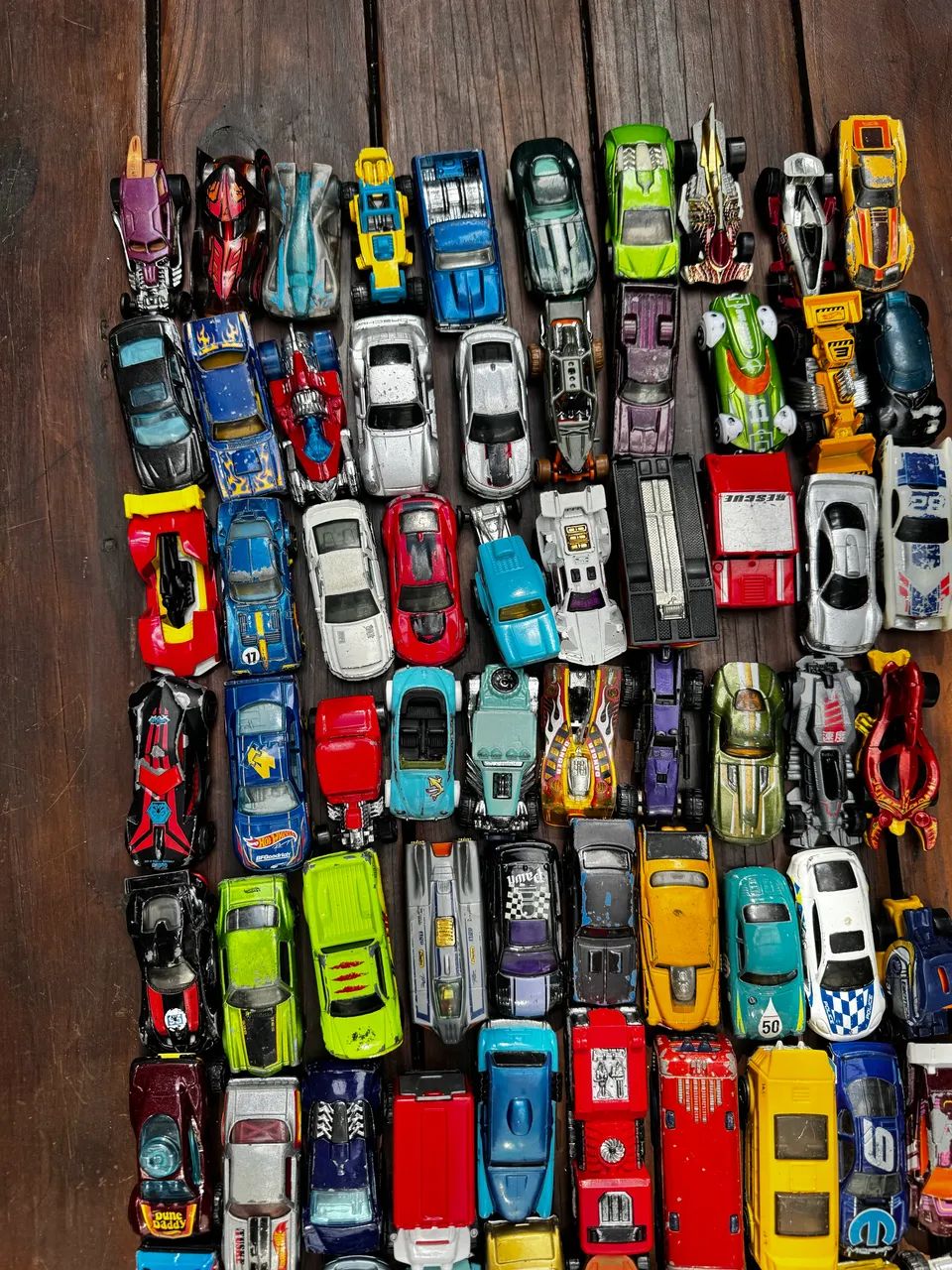 Lote com 100 carrinhos Hot Weels  - Foto 4