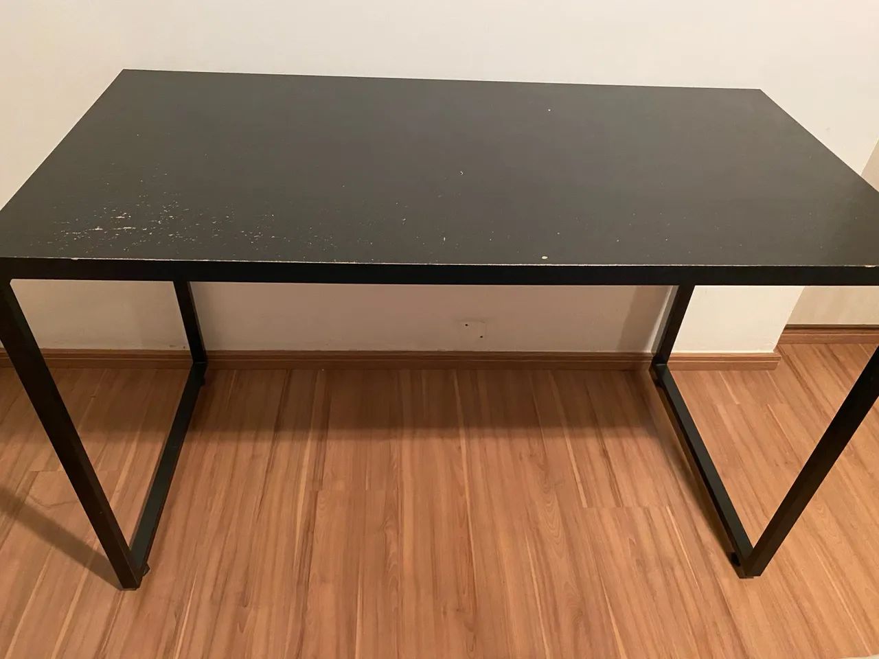 Escrivaninha preta com pés metalicos