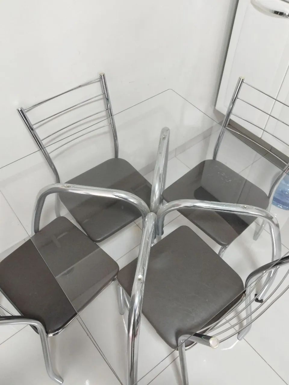 Vendo mesa com 4 cadeiras de vidro  - Foto 3