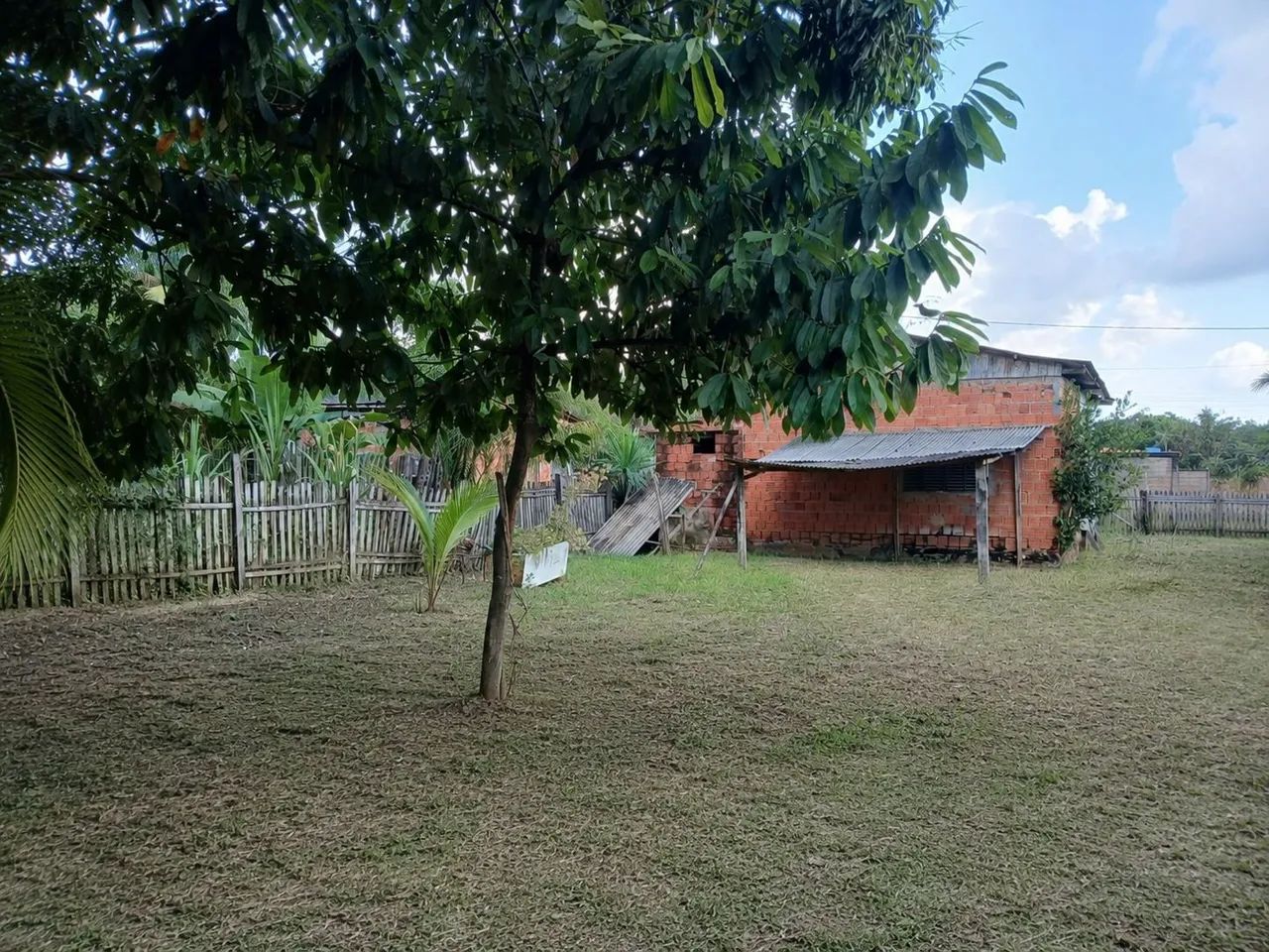 Vende-se casa com amplo terreno! - Foto 2