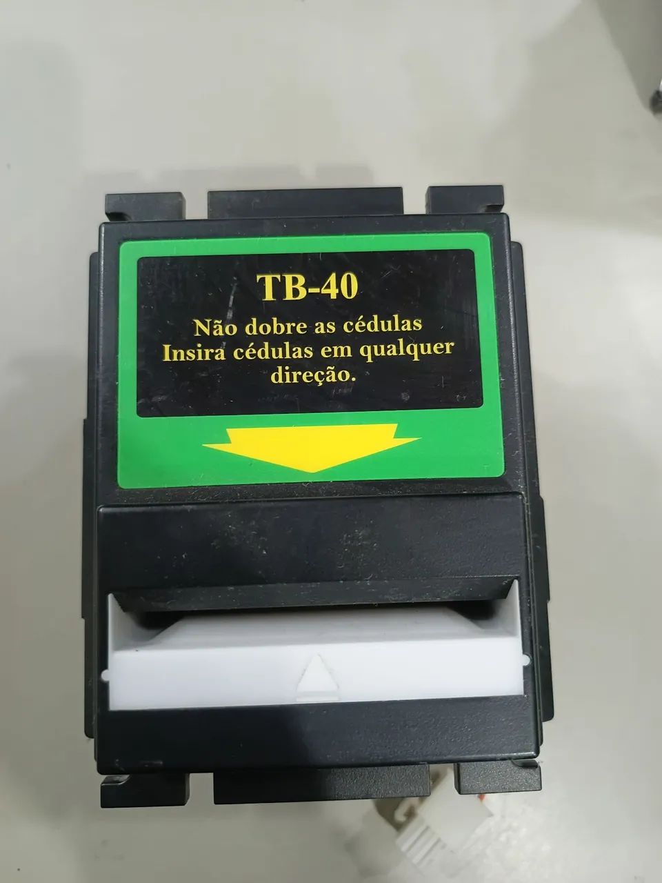Noteiro validador para máquinas de música ou jogos eletrônicos 