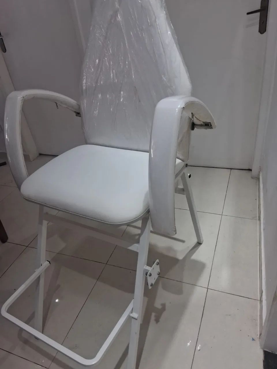 Vendo uma cadeira de estética em perfeito estado.  - Foto 4