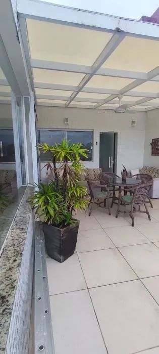Cobertura duplex com piscina e vista mar à venda