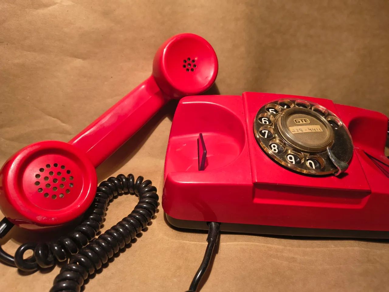 Telefone vermelho! Aparentemente de 1981 - Foto 2
