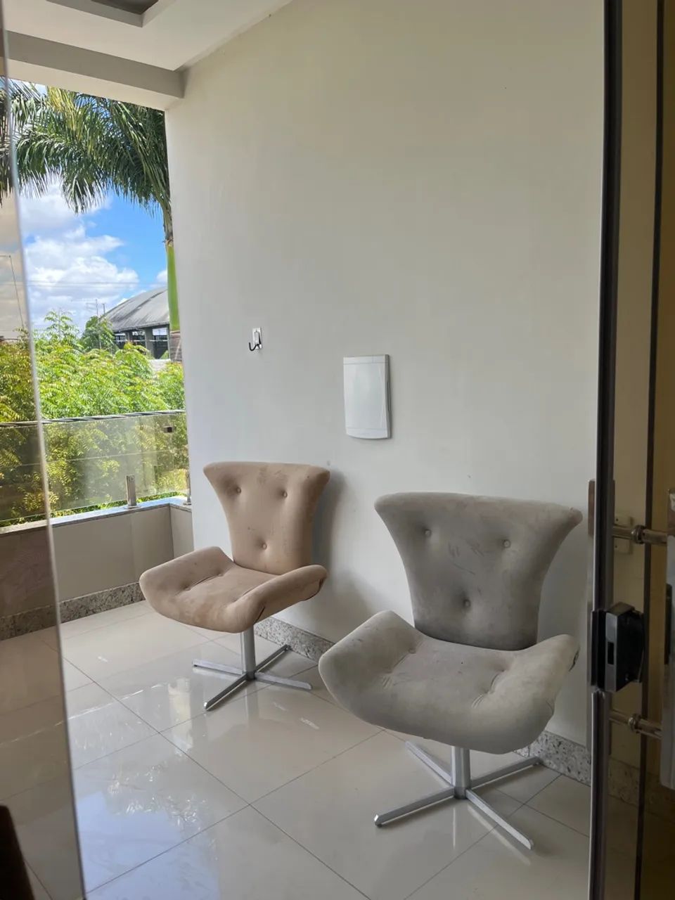 Par de Poltronas Decorativas Bege com Base Metálica - Usadas - Foto 3