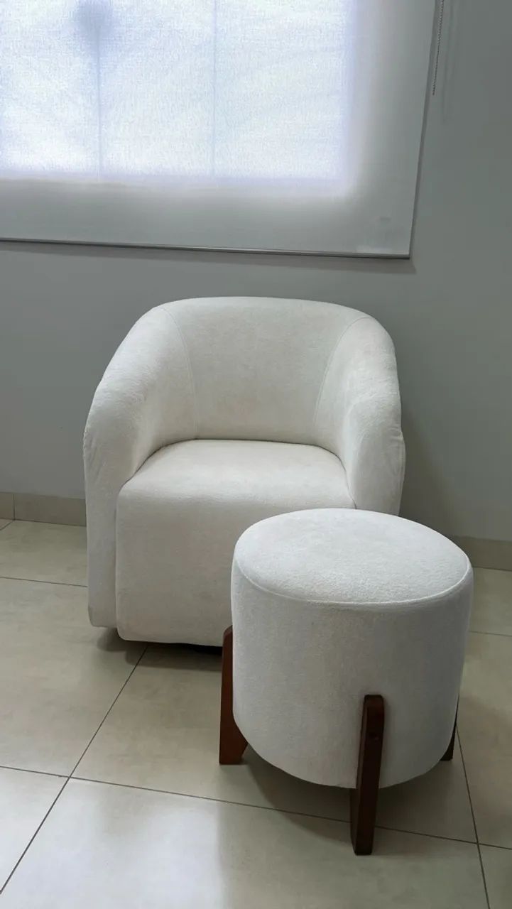 Poltrona giratória amamentação ou decorativa + puff  - Foto 2