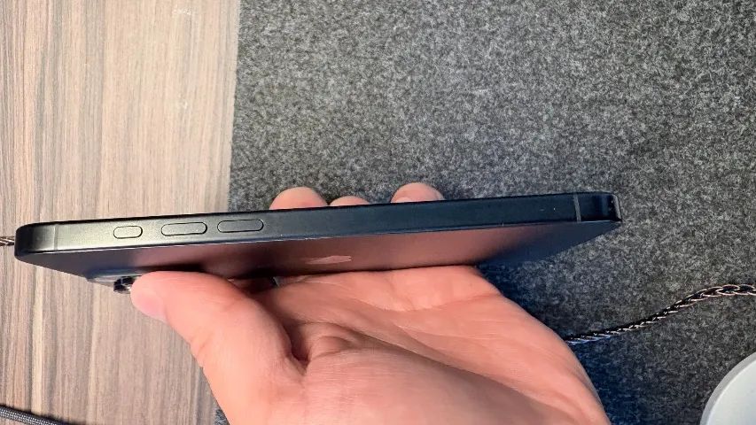 Apple iPhone 16 Pro Max (256 GB) - Titânio-preto - Foto 4