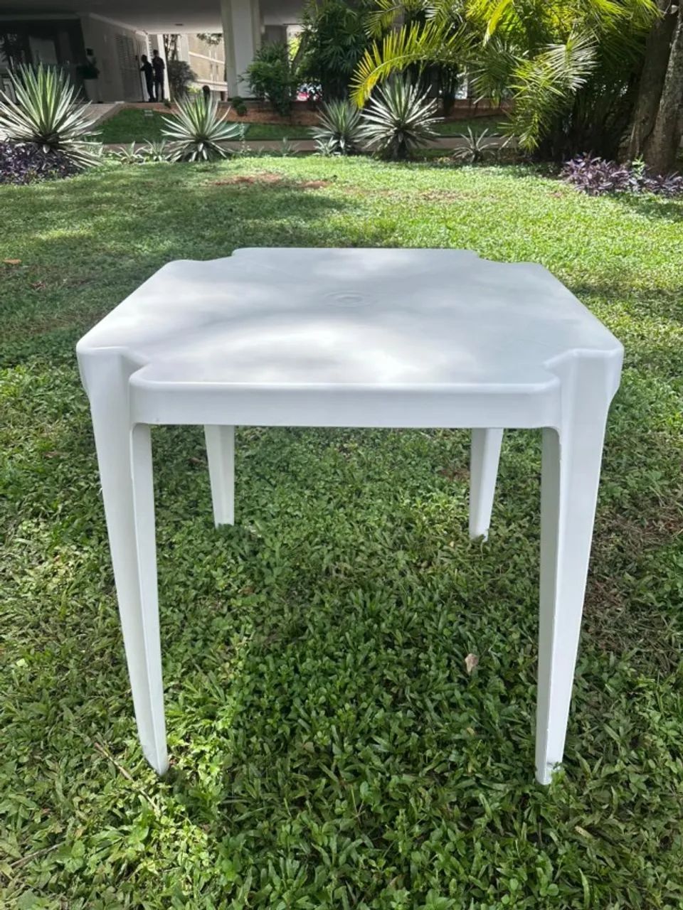 MESA DE PLÁSTICO MODELO PIRINÓPOLIS EMPILHÁVEL 70X70 