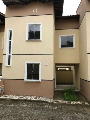 Alugo excelente Casa Duplex em condomínio fechado com piscina - Foto 5