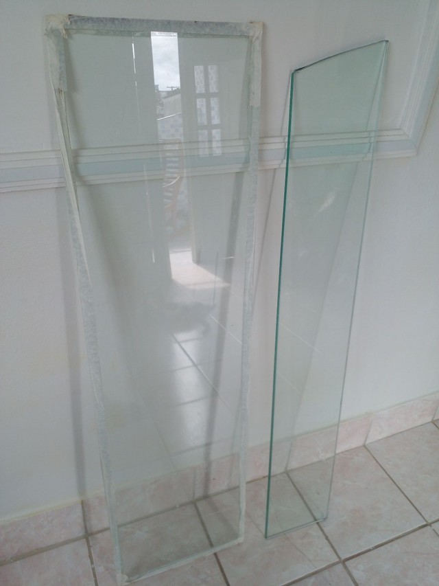 Duas prateleiras de vidro temperado