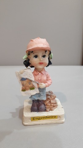 Estatueta Menina Na Engenharia