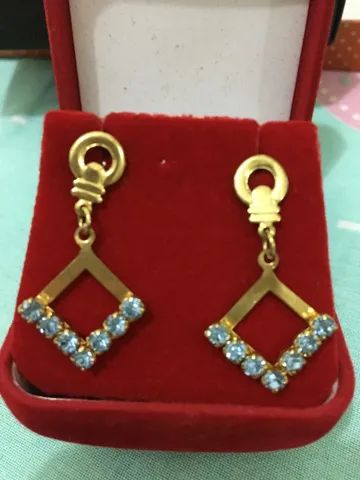 belíssimo brinco em pingente com detalhes em strass azul - Foto 3