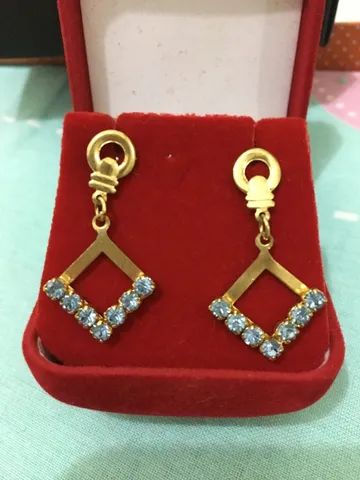 belíssimo brinco em pingente com detalhes em strass azul