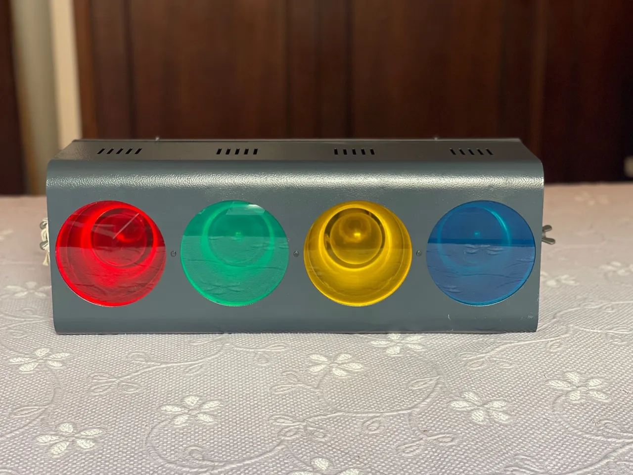 Jogo de luz sequencial rítmico com 4 cores