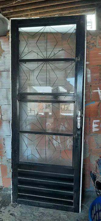 Porta de ferro com grade 80cm em ótimo estado