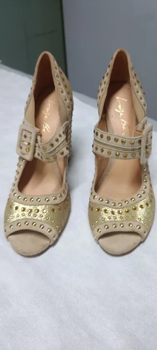 Sandálias Douradas com Strass