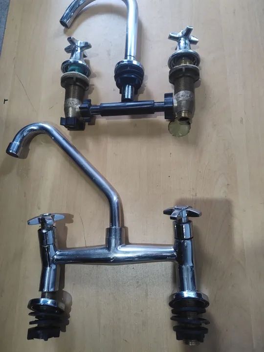 Vendo 2 pares de torneira misturador Ótimo estado 