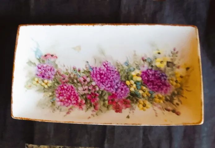 Bandeja Porcelana Schmidt anos 70 pintado a mão artista Augusta motivos florais e ouro