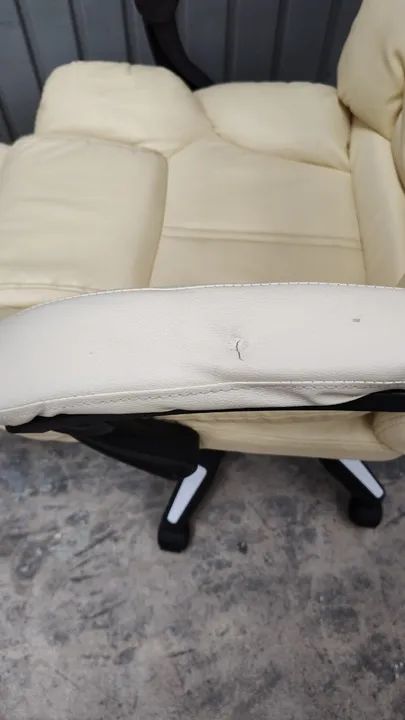 Cadeira Presidente Bege e com Apoio de Pedal Usada - Foto 5