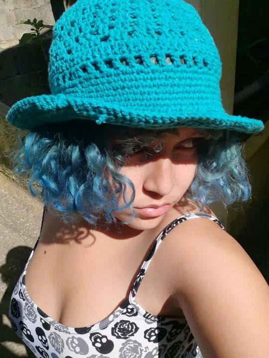Chapéu de crochê azul turquesa