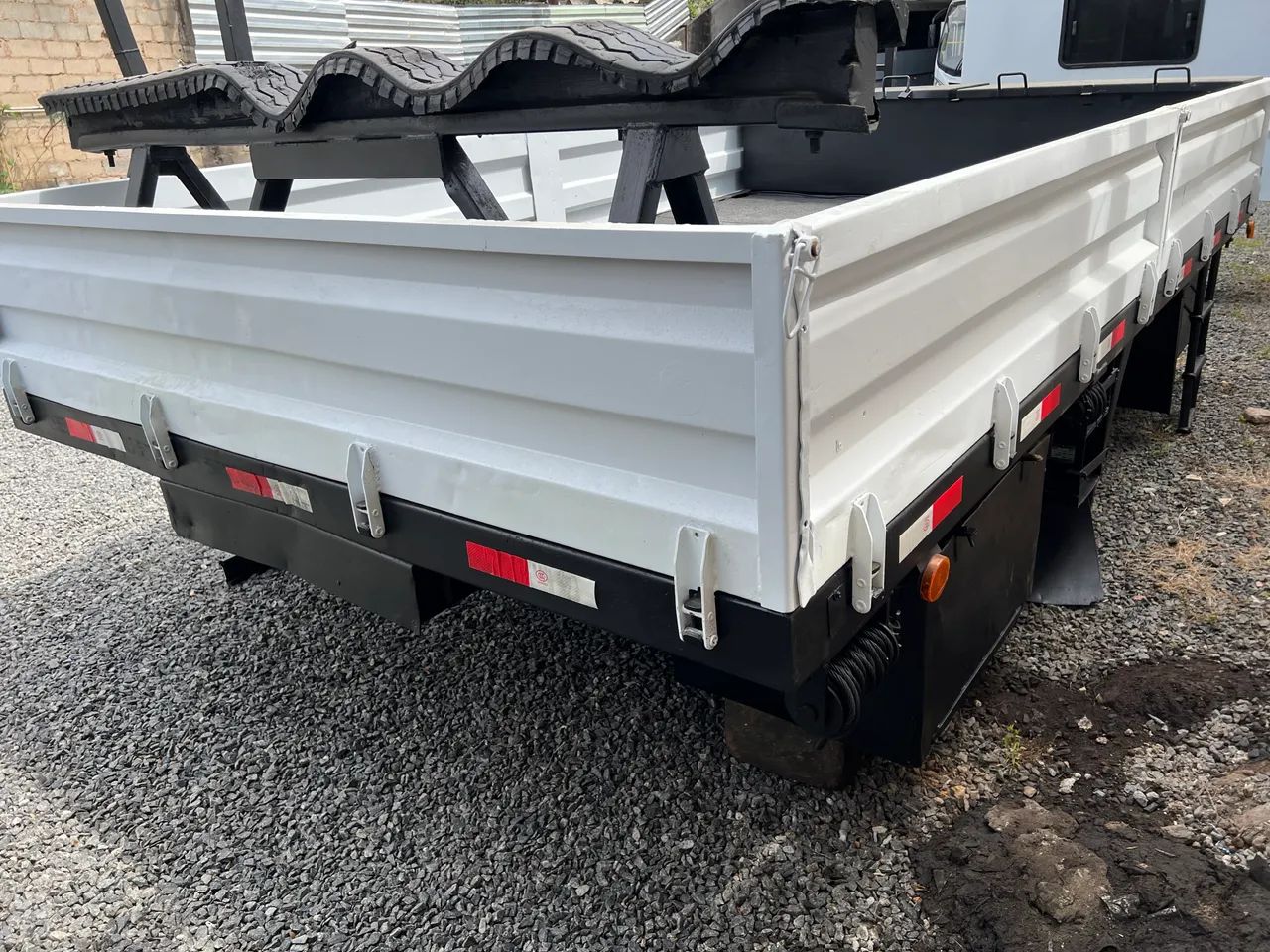 Carroceria de ferro para caminhão toko semi nova medida 4,70 x2,54 - Foto 4