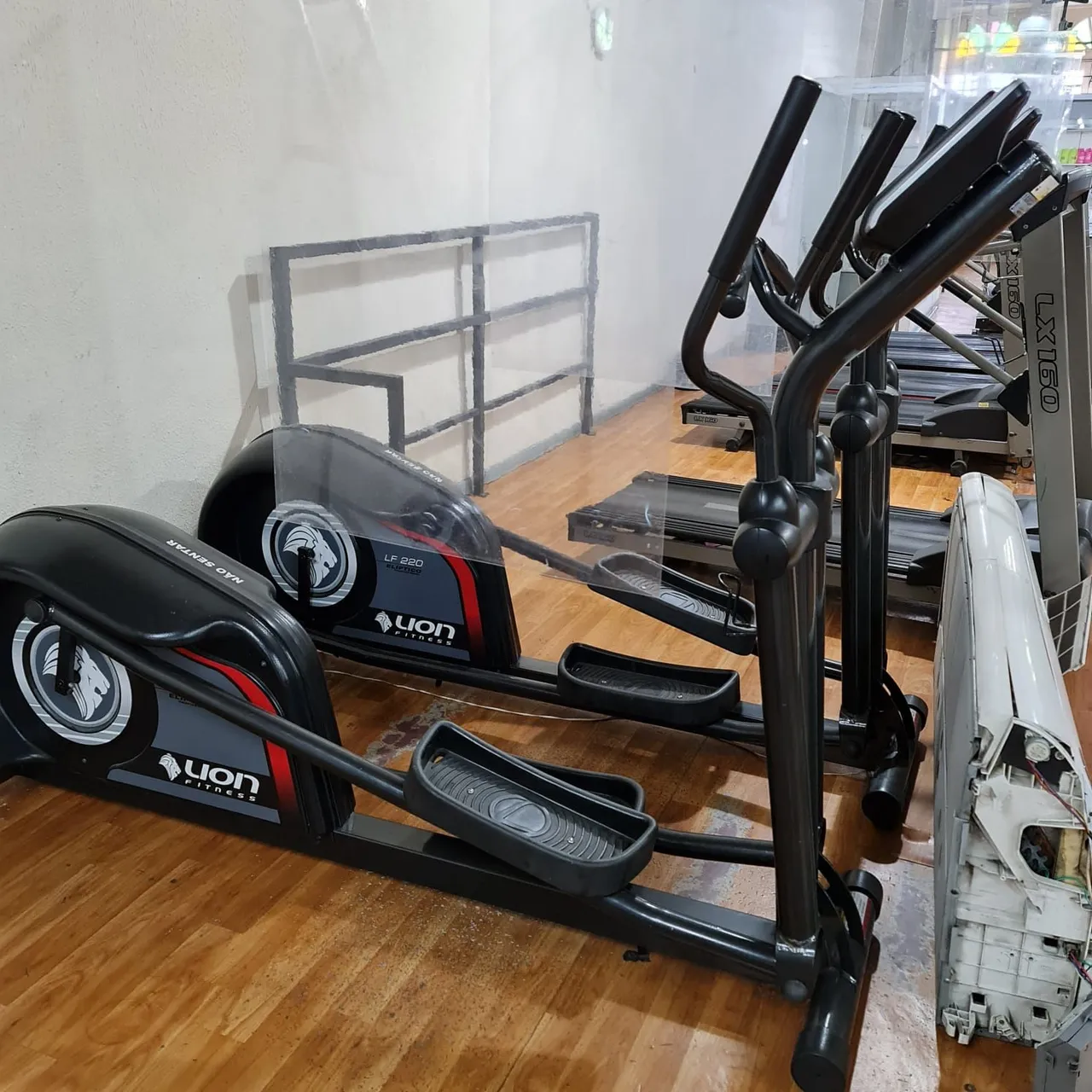 Elíptico Lion Fitness LF 220 - Transport (Profissional academia, estúdio)